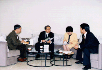 早稲田大学西原元総長（左から二人目）