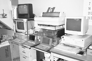 又一興業の支店レス支点システムを支える中核 Windows95パソコンと端末となる旧型ノートパソコン全体