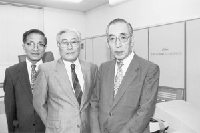 左から松下先生，天羽先生，萩原先生（学院に残るTOSBAC3400の前で）