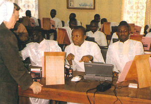 寄贈されたDynaBook 386でコンピュータの勉強を始める修道僧たち。左で指導しているのが故シスター・シャロン。