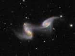 図1　衝突している二つの銀河Arp240（NGC5257+58）。潮汐力という口や手を出して激しい「けんか」をしている姿に注目。