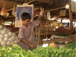 マーケットで野菜を売るソへル（10歳）