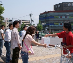 大きな被害をもたらした四川省大地震の被災者や復興に少しでも役立ちたいと，KCGIの中国人留学生が中心となって2008年5月，京都市の三条大橋界隈で募金活動。寄せられた善意約105万円を現地へ。