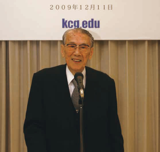 百歳を迎えられ，お祝いの会であいさつする米田貞一郎先生