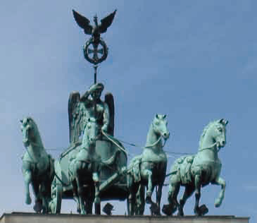 ブランデンブルク門の上に置かれた勝利の女神と4頭立ての馬車