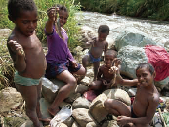 ゴロカ近郊の川で魚を採って遊ぶ子供たち