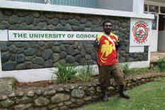 パプアニューギニア国旗のシャツを着た学生
