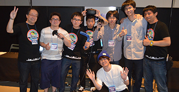 京都市勧業館・みやこメッセで開かれた日本最大規模のインディーゲームの祭典「BitSummit」に参加したKCGグループの学生や教職員（5月21日，KCGブース前）
