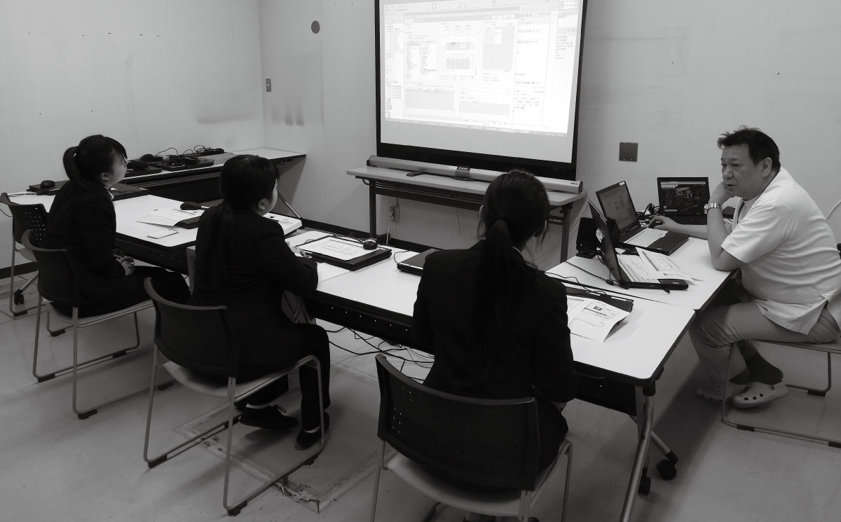 京都医療センターでのインターンシップ研修に取り組むKCG応用情報学科 医療情報コースの学生。KCGで教鞭を執る同センター医療情報部長の北岡有喜先生から，電子カルテについて説明していただいた。