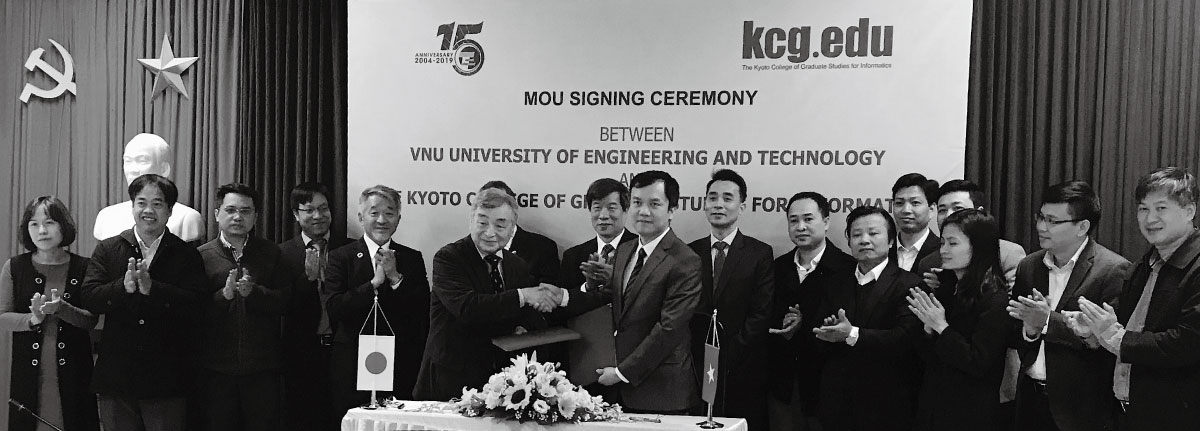 協定の調印式で握手を交わす土持副学長（左）とグェン学長（2019年12月11日，ベトナム国家大学ハノイ校工科大学）