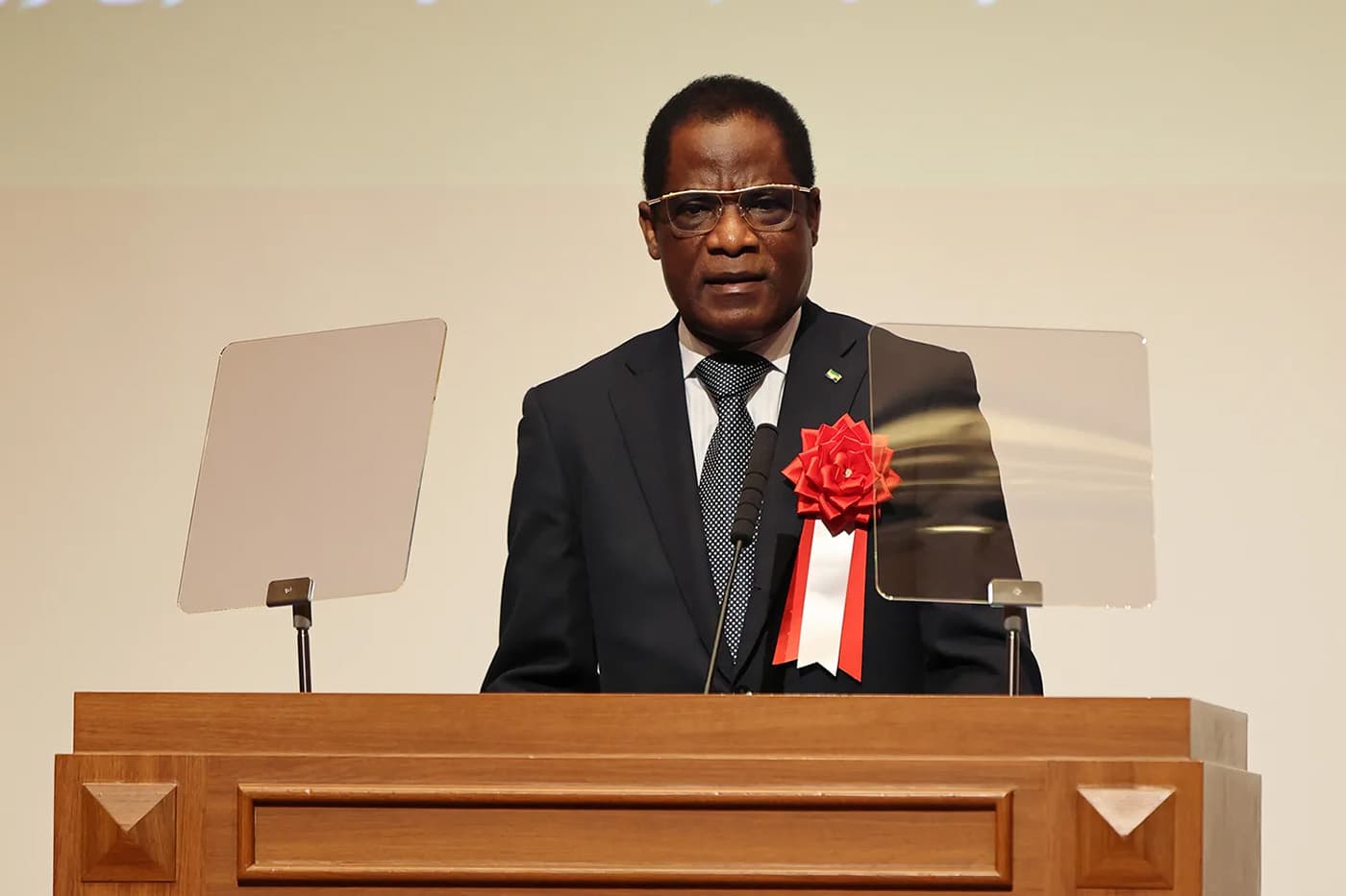 ガボン共和国 特命全権大使 ジョゼフ・ジロ・エファンゴン・オバゲ 閣下写真